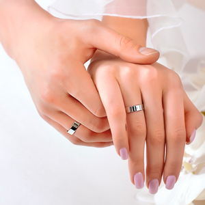 Свадебные кольца американки на пальцах