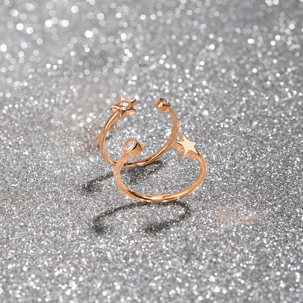 Золотое незамкнутое кольцо с фианитом (арт. 155564) – изображение 2