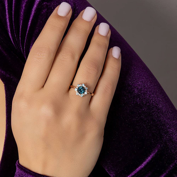 Золотое кольцо с топазом и фианитами (арт. 141244Плф) – изображение 2