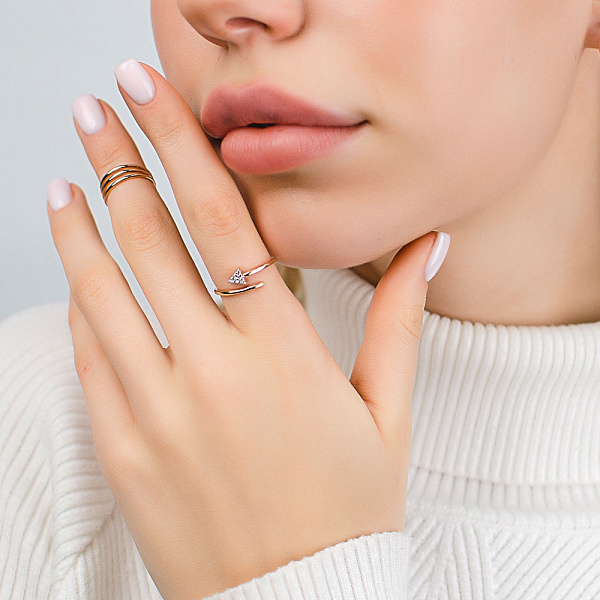 Незамкнутое золотое кольцо с фианитами (арт. 155298) – изображение 2