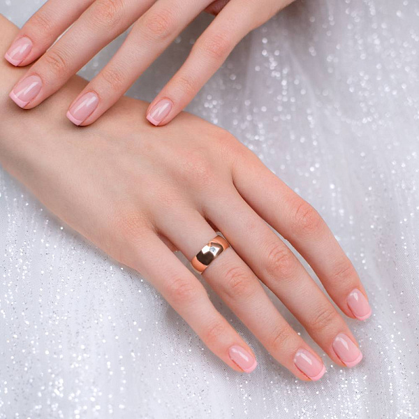 Широкое обручальное кольцо золотое с бриллиантом (арт. К239044) – изображение 2