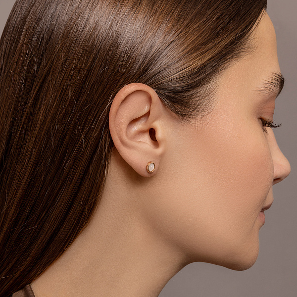 Золотые серьги пусеты с эмалью Лýна (арт. 111086/1еп) – изображение 3