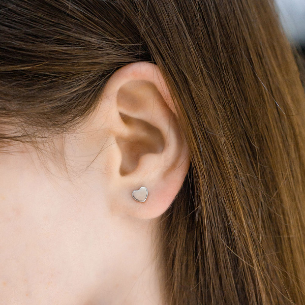 Сережки-пусети «Сердечка» з білого золота (арт. 110618б) – зображення 2