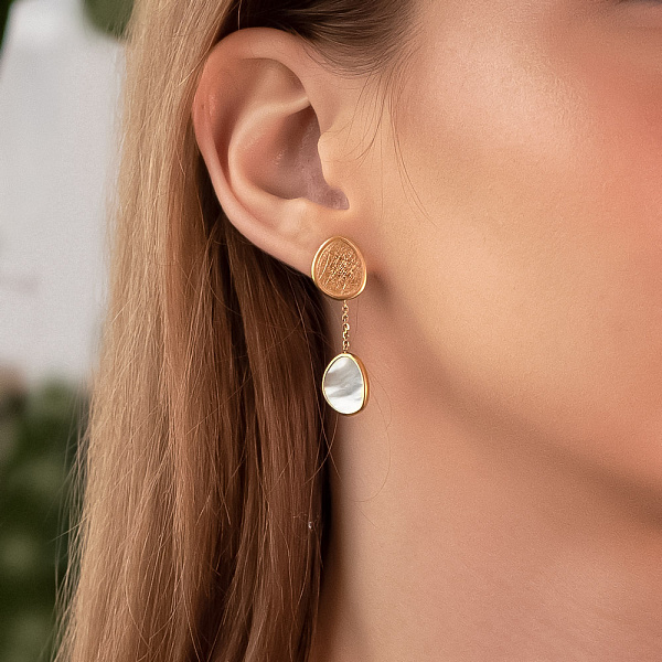 Золотые серьги пусеты Diva с перламутром (арт. 107595жп) – изображение 3