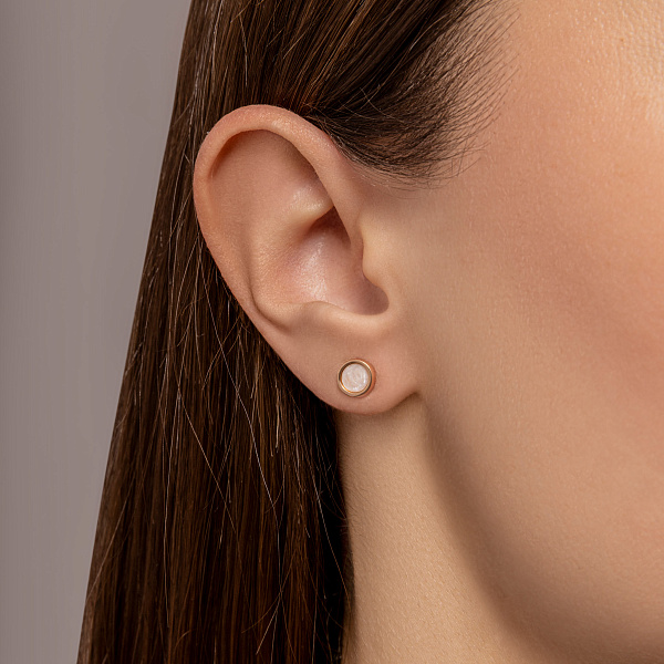 Золотые серьги пусеты с эмалью Лýна (арт. 111086/1еп) – изображение 2