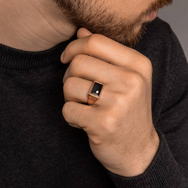 Золотая печатка с ониксом и фианитом (арт. 180570о) – изображение 3