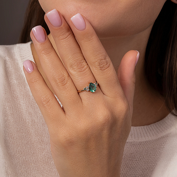 Каблучка з червоного золота з зеленим кварцом і фіанітами (арт. 141119Пзф) – зображення 3