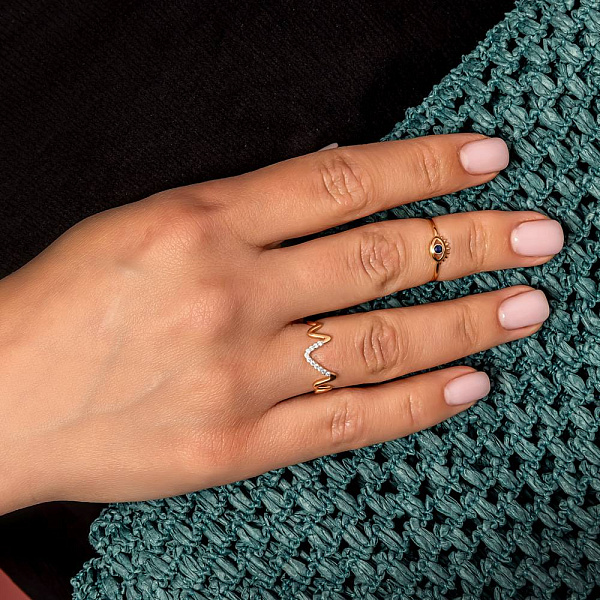 Золота каблучка в червоному кольорі металу з фіанітами (арт. 140916) – зображення 2