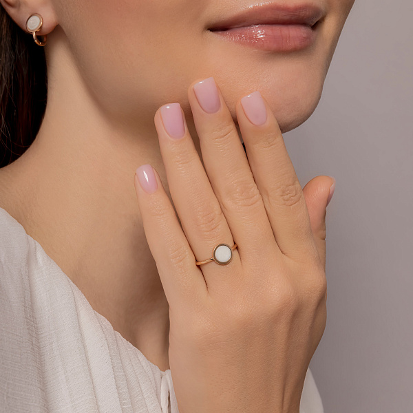 Золотое кольцо Лýна с перламутром (арт. 141216еп) – изображение 3