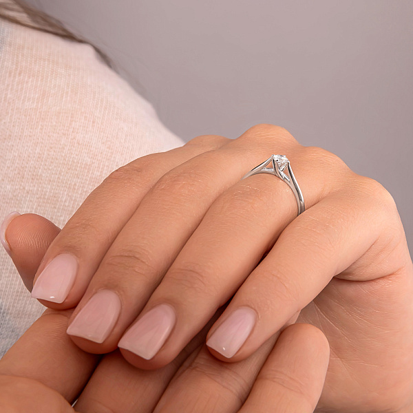 Золотое кольцо с бриллиантом (арт. К011331020б) – изображение 4