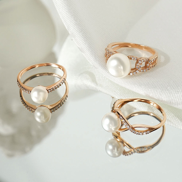 Золотое кольцо в красном цвете металла с жемчугом (арт. 154930/2прлб) – изображение 2