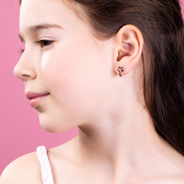 Детские золотые серьги «Сердечки» с синими фианитами (арт. 110498с) – изображение 3