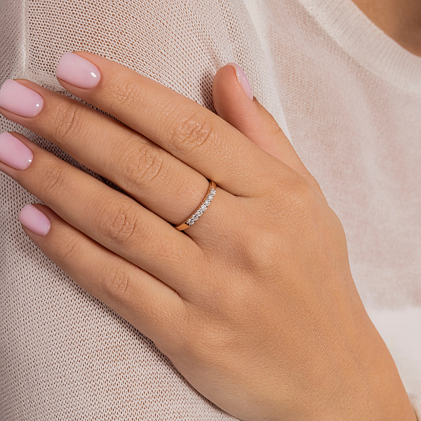 Золотое кольцо с бриллиантовой дорожкой (арт. К011124020) – изображение 2