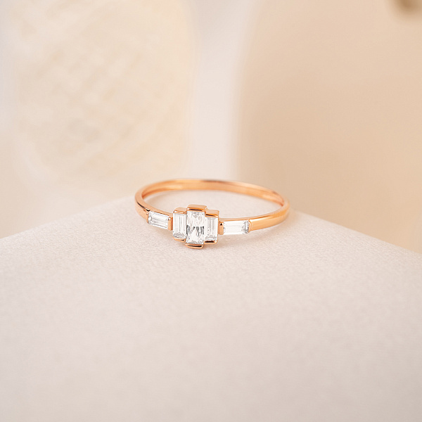 Золотое кольцо с фианитами (арт. 140025) – изображение 2