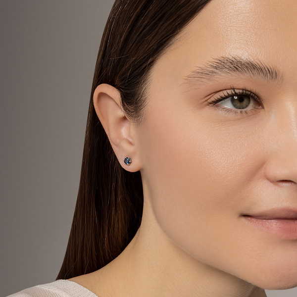 Золотые серьги пусеты с сапфирами (арт. 111093Пбс) – изображение 3