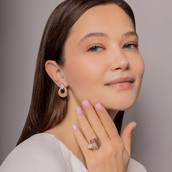 Сережки-підвіски з червоного золота з родіюванням і фіанітами (арт. 1092111) – зображення 4