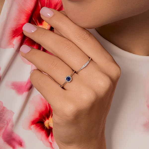 Золотое кольцо с дорожкой из бриллиантов (арт. К011892010б) – изображение 2