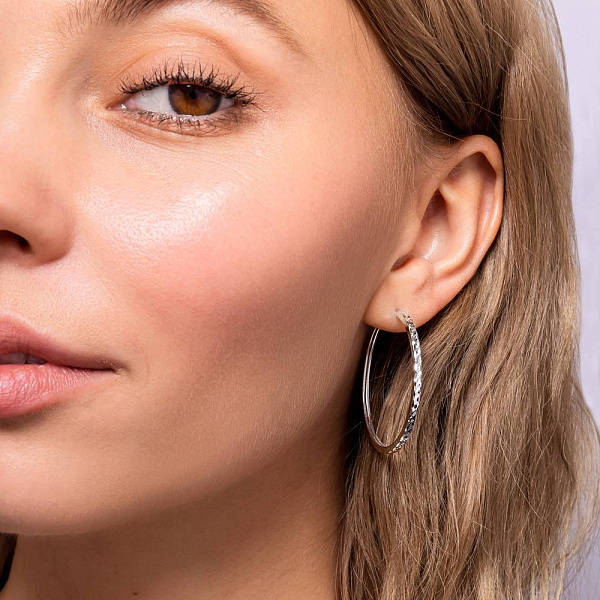 Сережки-кільця з білого золота з алмазною гранню (арт. 122106/35б) – зображення 2