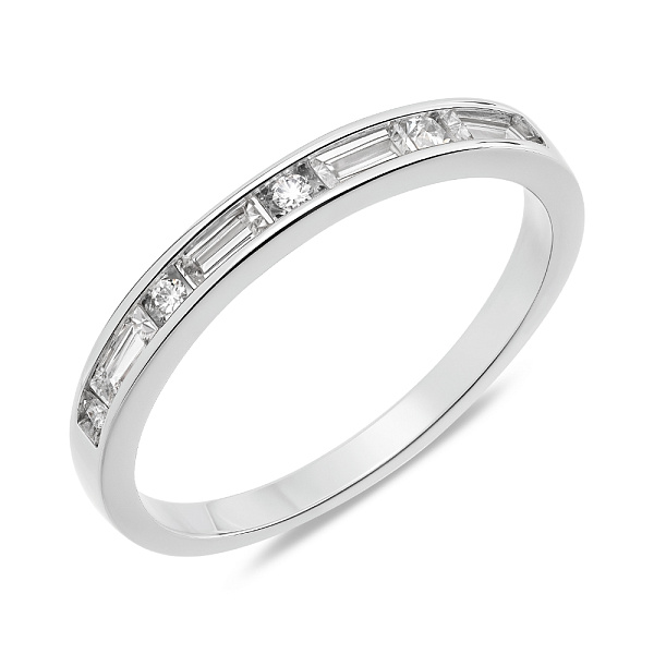 Кольцо из серебра с дорожкой из фианитов (арт. 7501/8194) – изображение 1