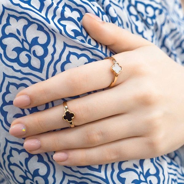 Золота каблучка з емаллю (арт. 141087ч) – зображення 4