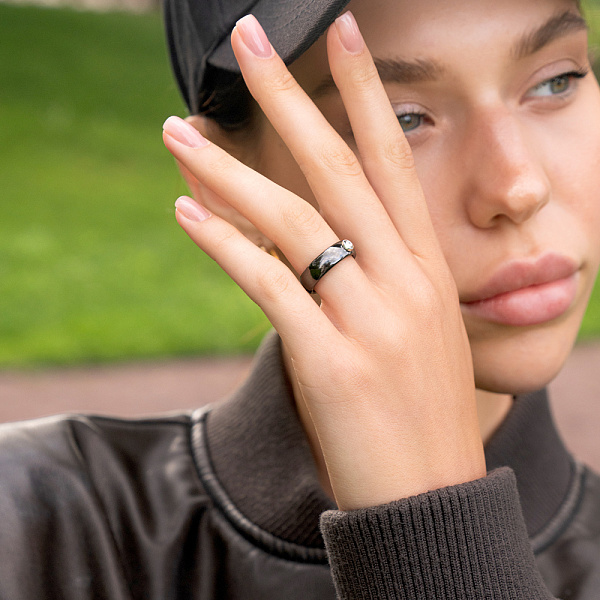 Кольцо из золота и черной керамики с бриллиантом (арт. К011228005бч) – изображение 4