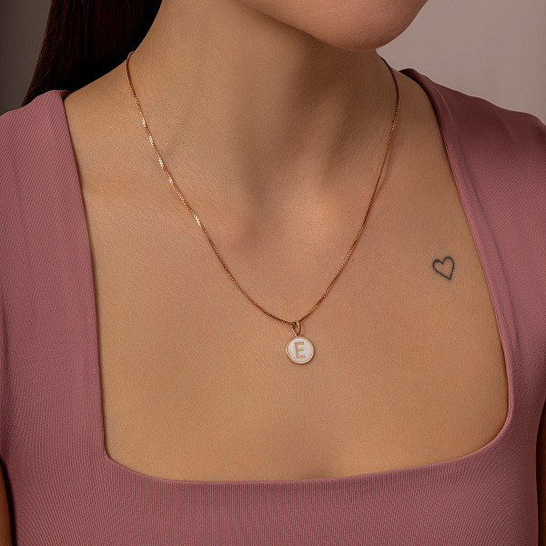 Золотая подвеска Буква Е с эмалью (арт. 440991еп) – изображение 2
