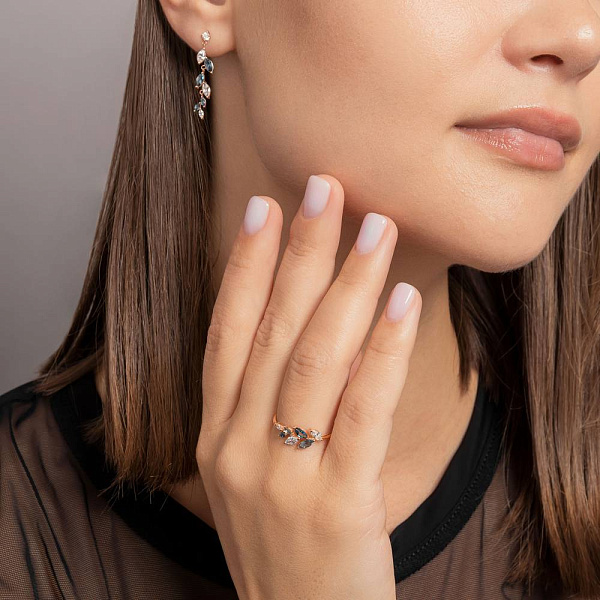 Золотое кольцо с топазом Лондон и фианитами (арт. 141248Пл) – изображение 2