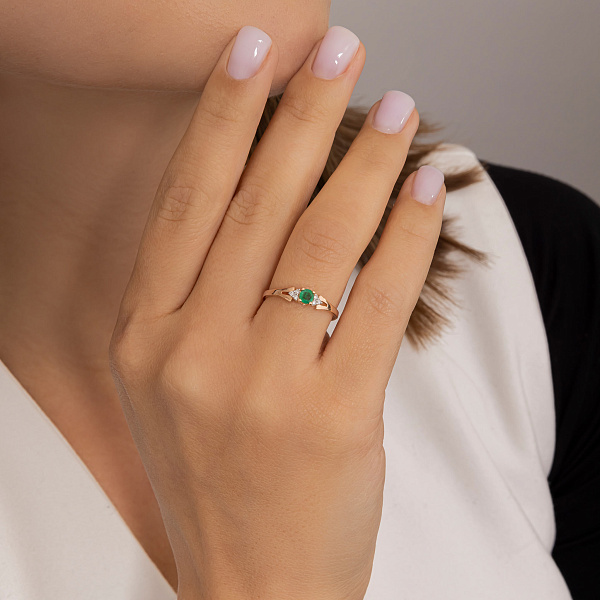 Золотое кольцо с бриллиантами и изумрудом (арт. К011063и) – изображение 2