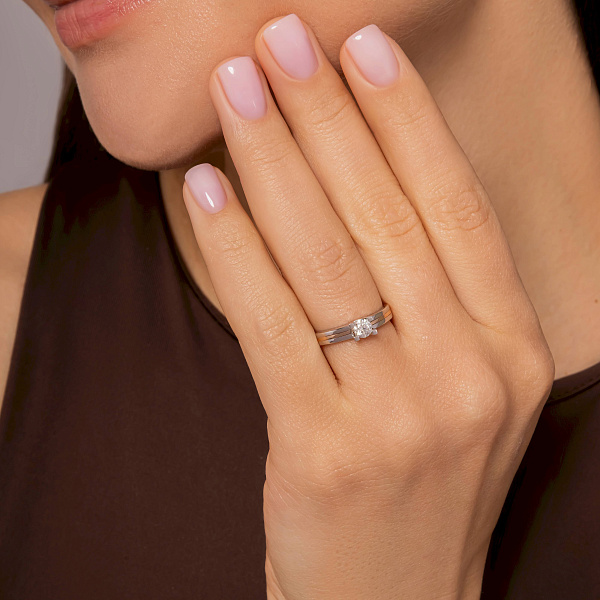 Каблучка з комбінованого золота з діамантом (арт. К011115020кб) – зображення 2