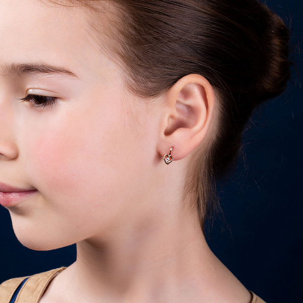 Золотые сережки «Сердечки» для детей с фианитами (арт. 106622) – изображение 3