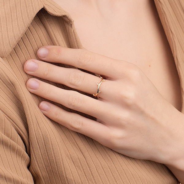 Тонкое золотое кольцо "Веточка" с фианитами (арт. 155229) – изображение 3