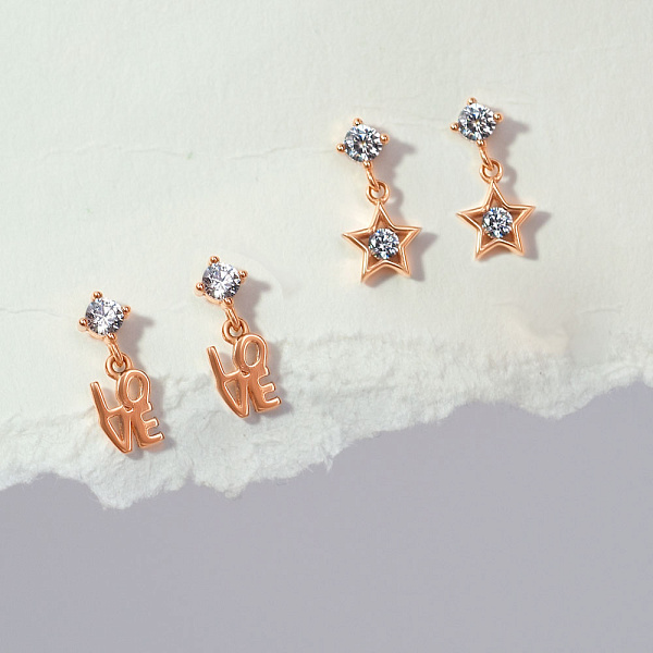 Золотые серьги-пусеты "Love" с подвеской (арт. 108786) – изображение 2