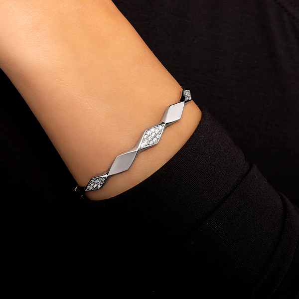 Жесткий браслет из белого золота с фианитами (арт. 326754б) – изображение 2