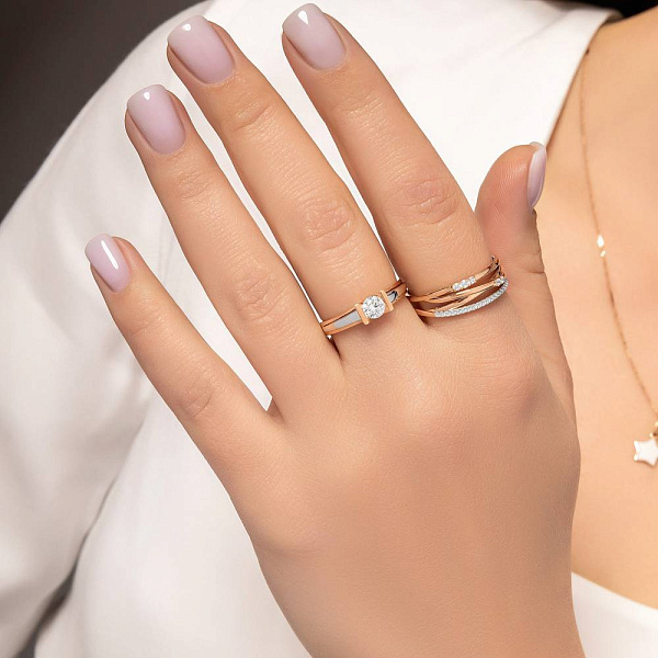 Золота каблучка в червоному кольорі металу з фіанітами (арт. 140901) – зображення 2