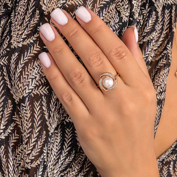 Золотое кольцо с жемчугом и фианитами (арт. 154928прлб) – изображение 2