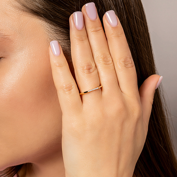 Золотое тонкое кольцо с фианитами (арт. 155230) – изображение 2