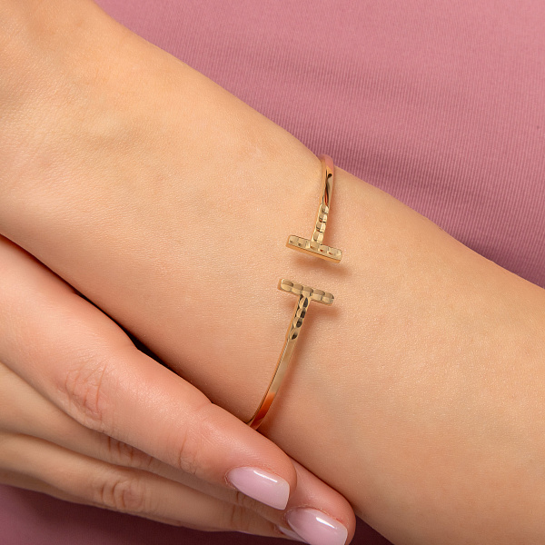 Жесткий браслет из желтого золота с алмазной гранью (арт. 326537ж) – изображение 2