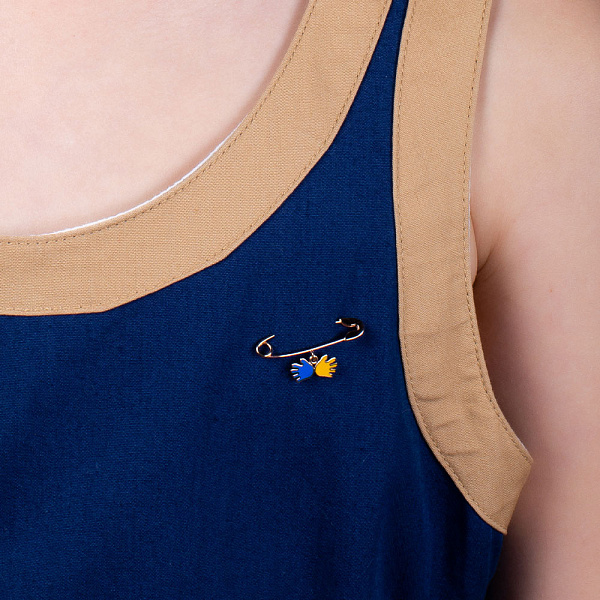 Золотая булавка "Ладошки" с синей и желтой эмалью (арт. 360130есж) – изображение 3