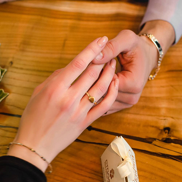 Золотое кольцо «Сердце» с фианитами (арт. 141077ж) – изображение 2