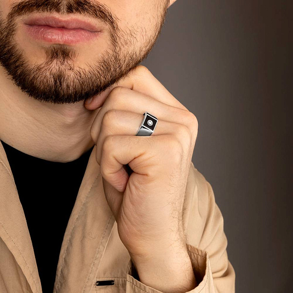 Золотая печатка с эмалью и бриллиантом (арт. К170089010беч) – изображение 5