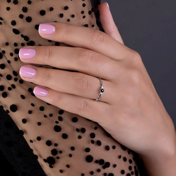 Тонкое кольцо из белого золота с сапфиром и бриллиантами (арт. К011359бс) – изображение 2