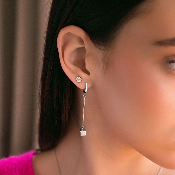 Золотые серьги с кубической подвеской (арт. 107263б) – изображение 3