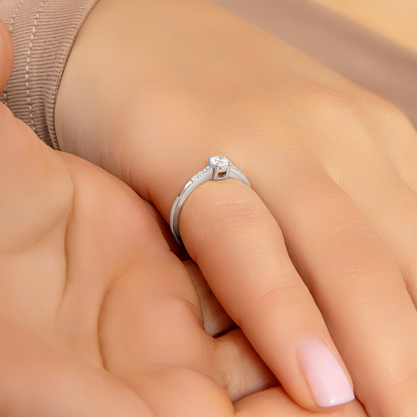 Золотое кольцо с бриллиантами (арт. К341562020б) – изображение 2