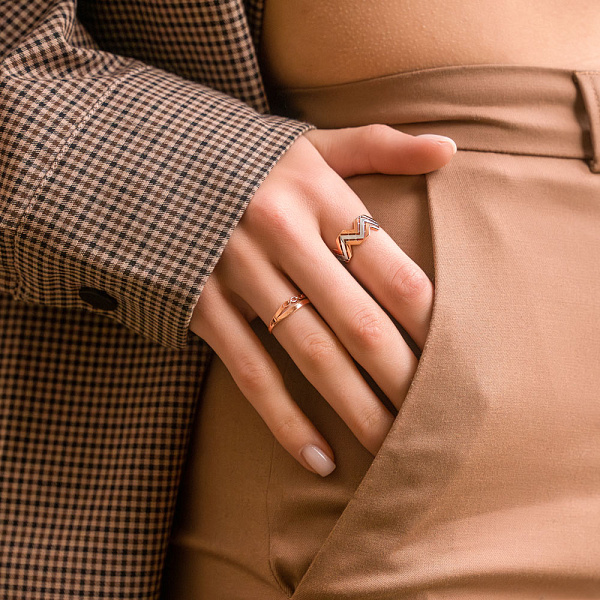 Золотое кольцо в комбинированном цвете металла (арт. 154387кб) – изображение 2