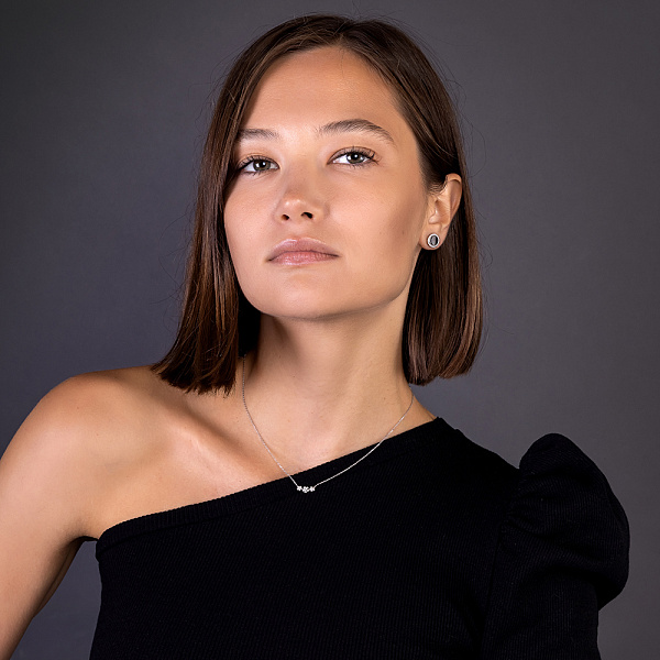 Золоті сережки-пусети Лýна з емаллю і фіанітами  (арт. 110327ч) – зображення 6