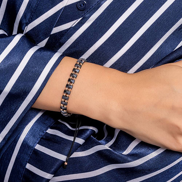 Браслет на нити с золотыми вставками и гематитом (арт. 324952/2гмтуа) – изображение 2