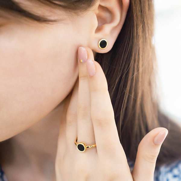 Золотые серьги пусеты Лýна с эмалью (арт. 111081жч) – изображение 2