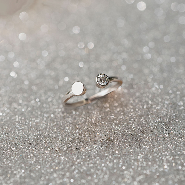 Безразмерное кольцо из белого золота с фианитом (арт. 140788б) – изображение 2