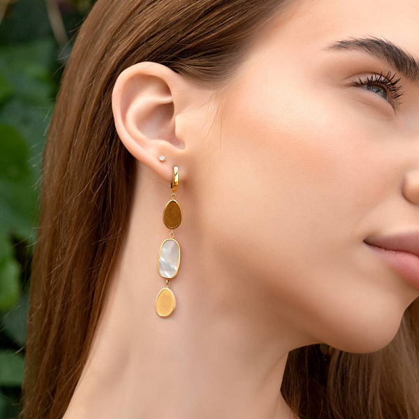 Золотые серьги-подвески Diva с перламутром (арт. 107593жп) – изображение 2