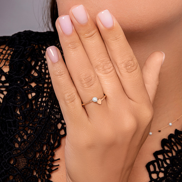 Золотое незамкнутое кольцо с жемчужиной и сердцем  (арт. 140942) – изображение 4